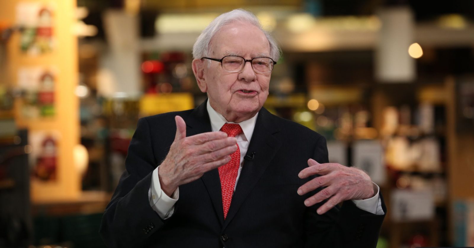 Billionaire Warren Buffett, a major Apple investor, uses a $20 ...